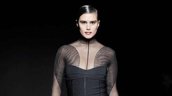 Foto: Dominasi Model Plus-Size Jill Kortleve di Paris Fashion Week 