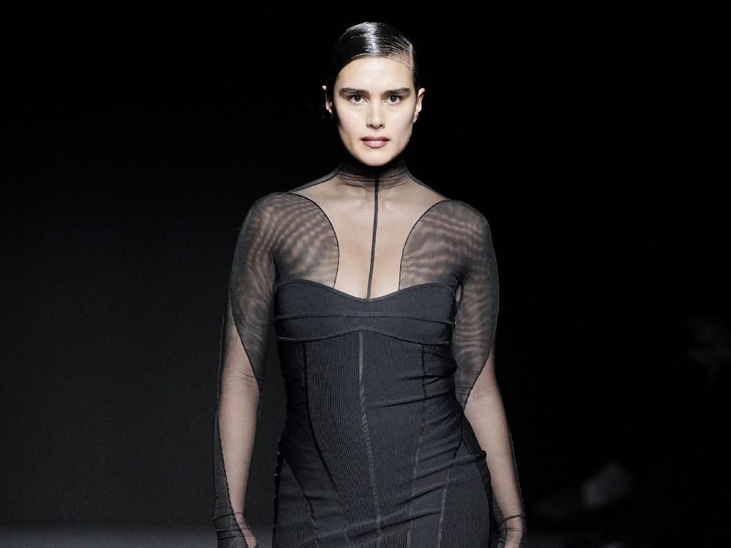 Foto: Dominasi Model Plus-Size Jill Kortleve di Paris Fashion Week 