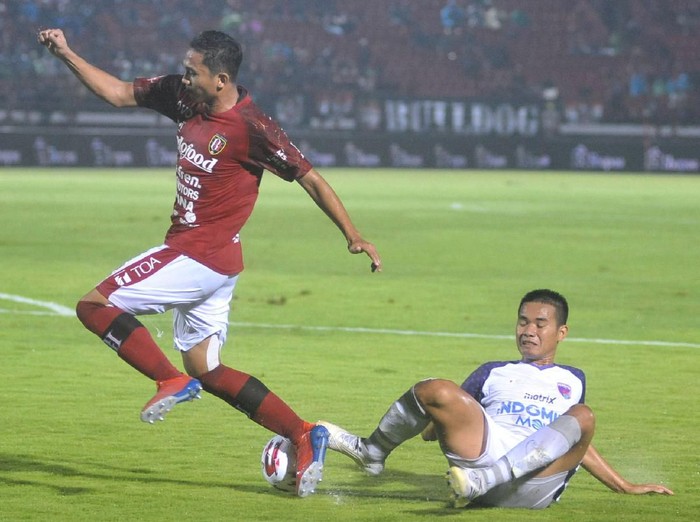 Pemain Bali United Ricky Fajrin (kiri) dihadang pemain Persita Tangerang Adittia Gigis Hermawan (kanan) saat pertandingan Liga 1 2020 di Stadion Kapten I Wayan Dipta, Gianyar, Bali, Minggu (1/3/2020). ANTARA FOTO/Fikri Yusuf/wsj.