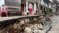 Penampakan Terkini Amblasnya Jalan di Kebon Manggis Matraman