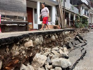 Penampakan Terkini Amblasnya Jalan di Kebon Manggis Matraman Penampakan Terkini Amblasnya Jalan di Kebon Manggis Matraman