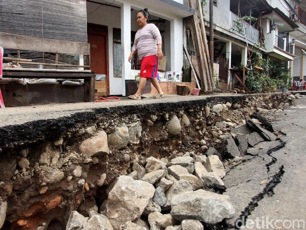Penampakan Terkini Amblasnya Jalan di Kebon Manggis Matraman