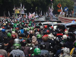 Kemacetan Total Imbas Unjuk Rasa di Kedubes India Kemacetan Total Imbas Unjuk Rasa di Kedubes India