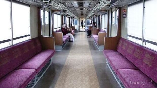 Ada yang punya pengalaman enggak naik kereta commuter line?