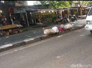 Tumpukan Sampah di Tengah Jalan Kota Tangerang Disingkirkan Usai Viral