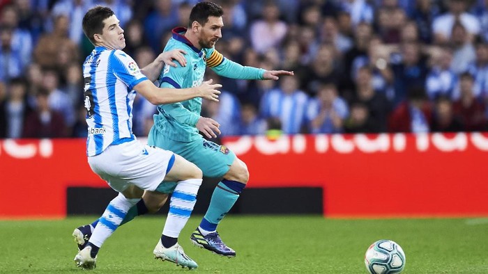 SAN SEBASTIAN, SPAIN - DECEMBER 14: Lionel Messi of FC Barcelona duels for the ball with Igor Zubeldia of Real Sociedad during the Liga match between Real Sociedad and FC Barcelona at Estadio Anoeta on December 14, 2019 in San Sebastian, Spain. (Photo by Juan Manuel Serrano Arce/Getty Images)