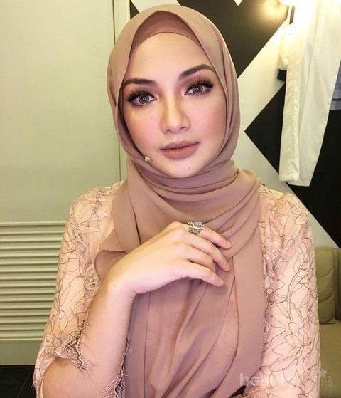 15 Gaya Hijab Untuk Wajah Kotak Bikin Terlihat Tirus Dan Proporsional