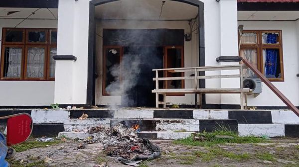 Kantor Bupati Waropen Porak Poranda Usai Dirusak Massa