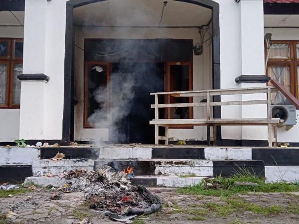 Kantor Bupati Waropen Porak Poranda Usai Dirusak Massa