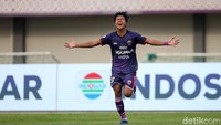 Edo Febriansyah merayakan gol yang dicetaknya.