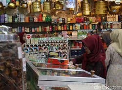 Umroh Disetop, Omzet Penjual Oleh-oleh Khas Arab Turun 40%