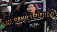 Sebagian dari mereka membentangkan syal sebagai tanda dukungan untuk para pemain Persita.