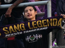 Sebagian dari mereka membentangkan syal sebagai tanda dukungan untuk para pemain Persita.