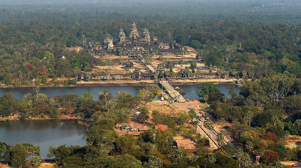 This picture taken on March 5, 2020 shows an aerial view of Angkor Wat temple in Siem Reap province. - The deadly COVID-19 novel coronavirus epidemic will cost world tourism at least $22 billion owing to a drop in spending by Chinese tourists, the head of the World Travel and Tourism Council said on February 27. (Photo by TANG CHHIN Sothy / AFP)