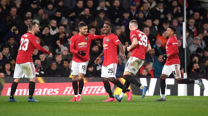 DERBY, ENGLAND - MARCH 05: Odion Ighalo of Manchester United celebrates after scoring his sides third goal with Andreas Pereira during the FA Cup Fifth Round match between Derby County and Manchester United at Pride Park on March 05, 2020 in Derby, England. (Photo by Michael Regan/Getty Images)