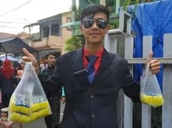 Nyentrik Demi Tarik Pembeli, Penjual Makanan Pakai Jas hingga Seragam SD
