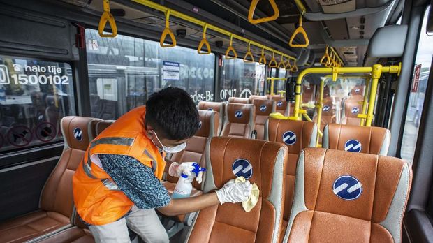 ANTISIPASI PENYEBARAN VIRUS CORONA DI BUS TRANSJAKARTA Petugas membersihkan interior bus TransJakarta tipe Royaltrans di Pool Bus TransJakarta, Jakarta, Kamis (5/3/2020). Untuk mengantisipasi penyebaran virus Corona atau Covid-19, PT Transportasi Jakarta (TransJakarta) melakukan pencucian bus menggunakan cairan disinfektan khusus saat sebelum dan sesudah bus beroperasi. ANTARA FOTO/Aprillio Akbar/foc.