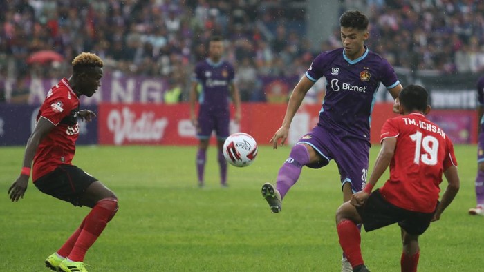 Pesepak bola Persik Kediri Gaspar Vega (tengah) mencoba melewati pesepak bola Bhayangkara FC saat pertandingan Liga 1 2020 di stadion Brawijaya, Kota Kediri, Jawa Timur, Jumat (6/3/2020). ANTARA FOTO/Prasetia Fauzani/aww.