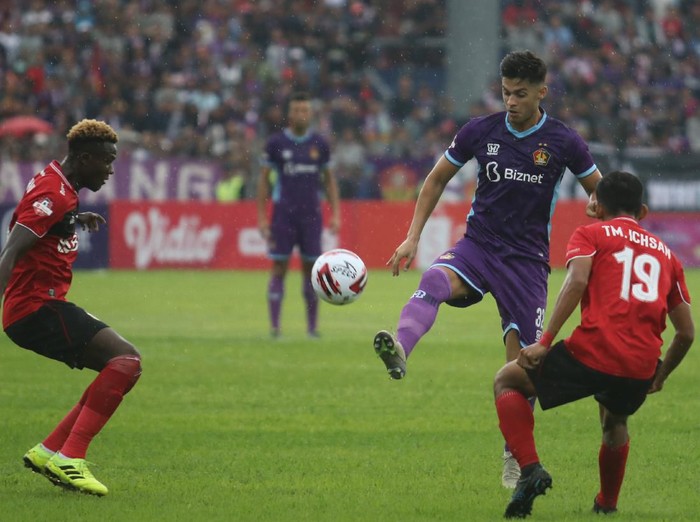 Pesepak bola Persik Kediri Gaspar Vega (tengah) mencoba melewati pesepak bola Bhayangkara FC saat pertandingan Liga 1 2020 di stadion Brawijaya, Kota Kediri, Jawa Timur, Jumat (6/3/2020). ANTARA FOTO/Prasetia Fauzani/aww.
