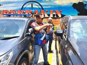 Bamsoet Uji Kaca dan Pintu Mobil Anti Peluru