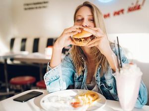 Makan Sendiri di Indonesia Sering Dicibir, Padahal Sudah Ngetren di Luar Negeri Sejak Dulu