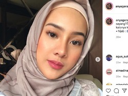 Gaya Anya Geraldine Berhijab: Siap Silaturahmi dengan Mama Kamu