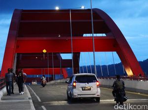 Pakai Rotan, Polisi Sabet Remaja yang Balapan Liar di Jayapura