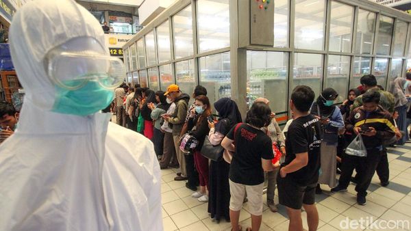 Mengular! Begini Antrean Masker Murah di Pasar Pramuka