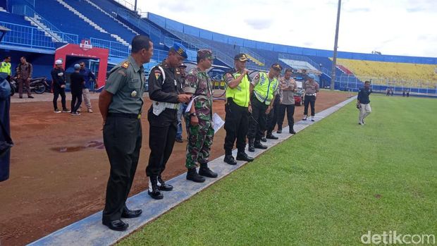 Arema FC berkoordinasi untuk menyambut bobotoh saat melawan Persib Bandung.