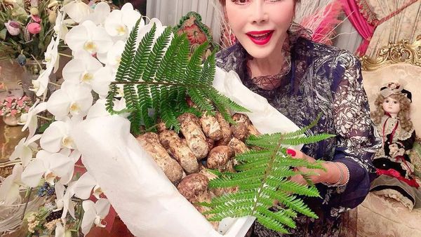 Dewi Sukarno Menawan di Usia 80, Rahasianya Suka Kulineran!