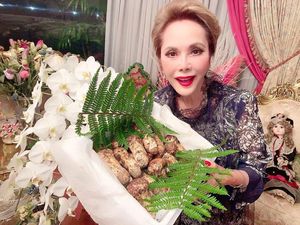 Dewi Sukarno Menawan di Usia 80, Rahasianya Suka Kulineran!