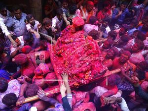 India Tetap Rayakan Festival Holi di Tengah Wabah Corona