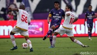 Hamka Hamzah membangun serangan untuk Persita Tangerang.