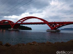 Panjat Pagar Jembatan Youtefa untuk Buang Air Kecil, Dewi Tewas Terjatuh