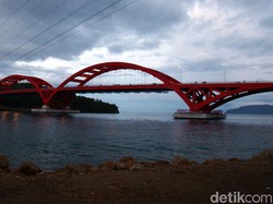 Panjat Pagar Jembatan Youtefa untuk Buang Air Kecil, Dewi Tewas Terjatuh