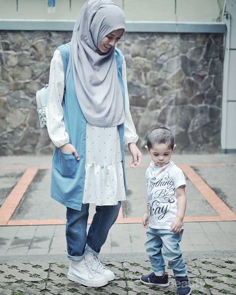 Wah Intip Tips Padu Padan Long Outer Hijabers Ala Artis 