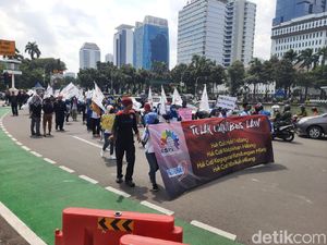 Usai Demo di Monas, Massa Buruh Perempuan Long March ke Kemen PPPA