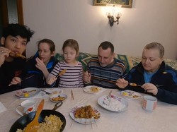 Pertama Kali Nyicip Sate Madura, Bule Ukraina Ini Ketagihan Enaknya