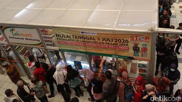 Penampakan Antrean Mengular Demi Masker Rp 2.500