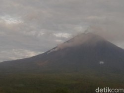 Gunung Semeru Masih Luncurkan Guguran Lava Pijar