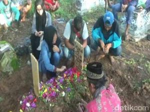 Perempuan Bertato Burung Hantu Dimakamkan, Ini Identitasnya