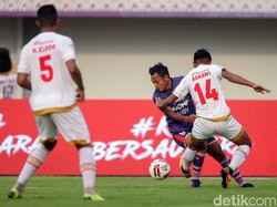 Persita baru menguasai permainan di babak kedua.