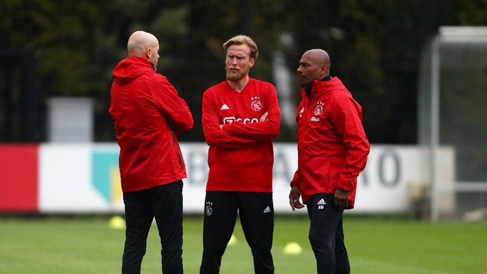 AMSTERDAM, NETHERLANDS - MAY 07:  Erik Ten Hag, Manager of Ajax in discussion with Christian Poulsen and Aron Winter during an Ajax training session on the eve of their UEFA Champions League semi final against Tottenham Hotspur at Toekomst Training Ground on May 07, 2019 in Amsterdam, Netherlands. (Photo by Dean Mouhtaropoulos/Getty Images)