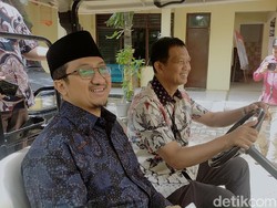 Senyum Yusuf Mansur Saat Tiba di Mapolrestabes Surabaya