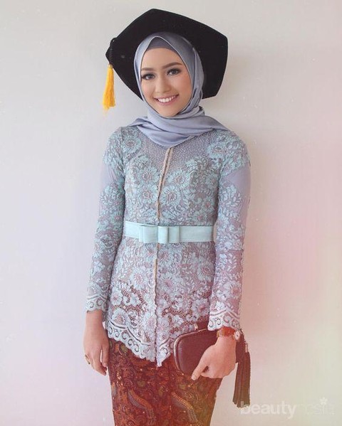 Intip Inspirasi Kebaya  Wisuda Ala Selebgram Hijab yang 