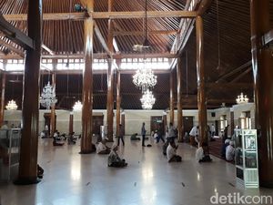 Tak Banyak Jemaah Salat Jumat di Masjid Agung Solo yang Bawa Sajadah