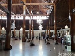 Tak Banyak Jemaah Salat Jumat di Masjid Agung Solo yang Bawa Sajadah
