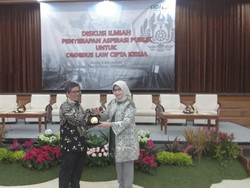 Rektor Unpad Serahkan Masukan Terkait Omnibus Law ke Pemerintah