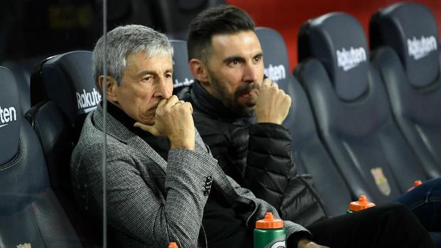 Barcelona's Spanish coach Quique Setien (L) and coaching assistant Eder Sarabia sit on the benche before the Spanish league football match between FC Barcelona and Granada FC at the Camp Nou stadium in Barcelona on January 19, 2020. (Photo by LLUIS GENE / AFP)