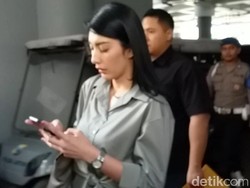 Diperiksa Soal Carding, Tyas Mirasih Mengaku Ditemani Dua Kuasa Hukum